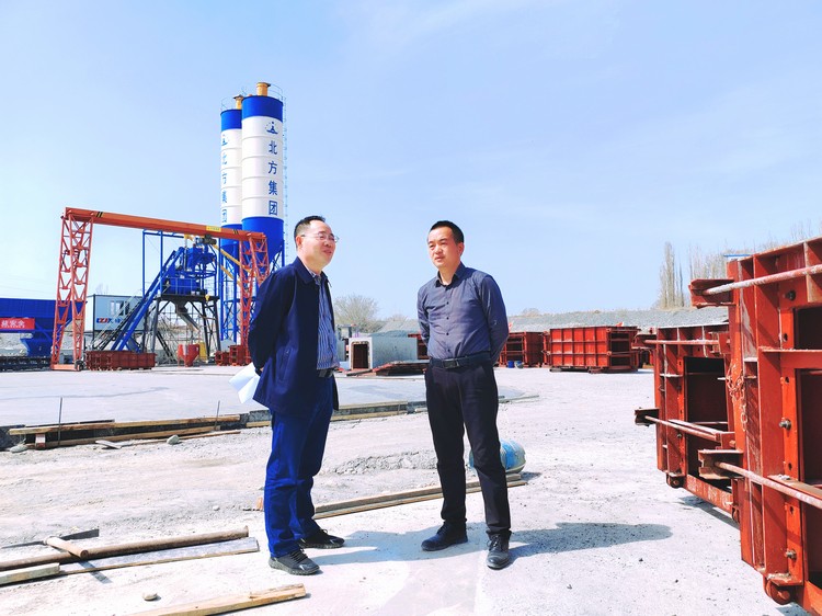 0414 ---（機械）--【抓進(jìn)度 鼓干勁】領(lǐng)導視察一線(xiàn)，心系施工進(jìn)度1_副本.jpg