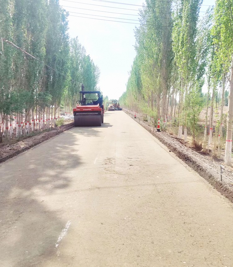 1684810565854.jpg 0517 137團農村公路建設項目順利完成水穩層攤鋪壓實(shí)作業(yè)2 (1)_副本_副本.jpg